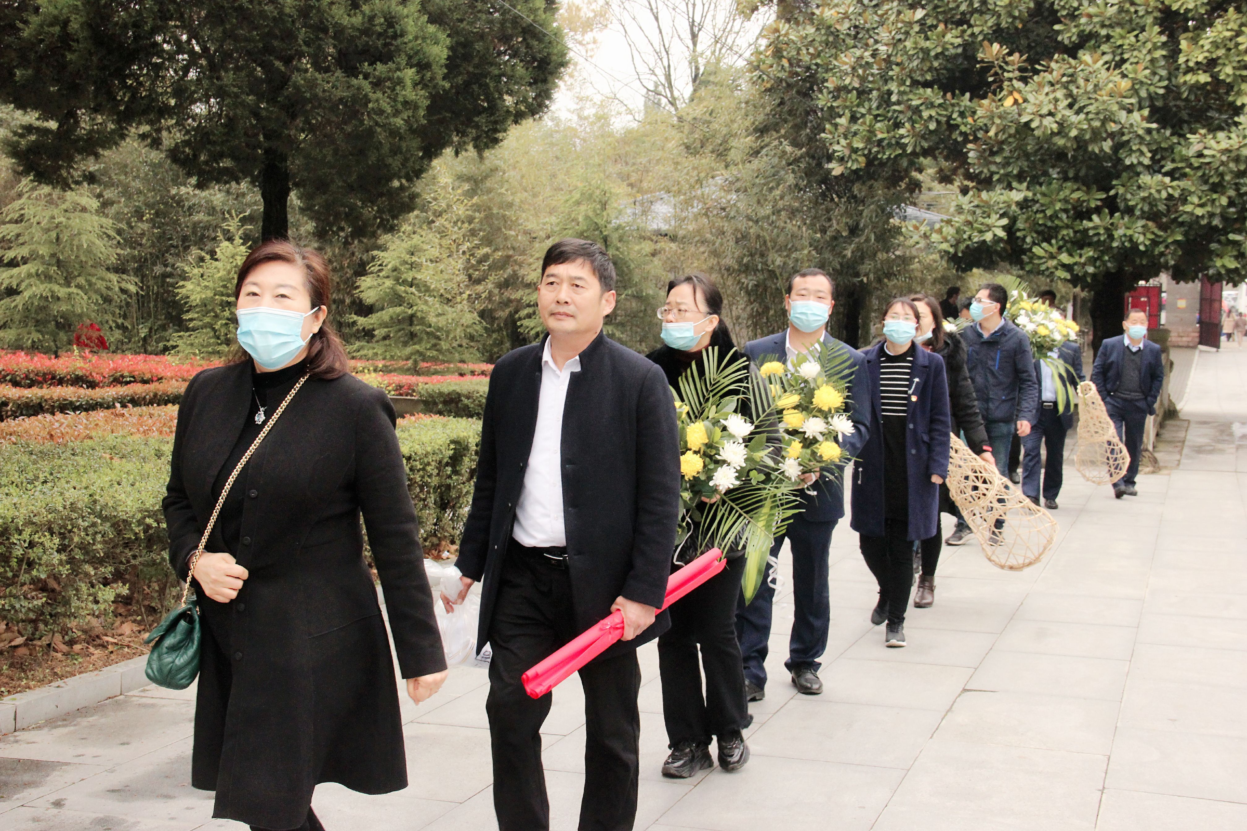 在西航公司馬愛(ài)紅總經理(lǐ)帶領下，有(yǒu)序進入陵園。5_mh1617185299329